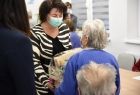 Radna Jadwiga Wójtowicz wita się z seniorką. Spotkanie w domu seniora w Męcinie Wielkiej. 