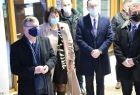 Marszałek Witold Kozłowski, radna wojewódzka Jadwiga Wójtowicz, Sekretarz gminy Sękowa Michał Diduch. Wszyscy stoją w holu domu wczasowego w Wapiennem. 