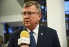 Marszałek małopolski Witold Kozłowski, udziela wywiadu, telewizji gorlickiej. W tle widać hol domu wczasowego w Wapiennem. 