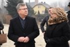 Marszałek małopolski Witold Kozłowski i wójt gminy Sękowa Małgorzat Małuch, stoją na parkingu w pobliżu nowo oddanego do użytku mostu. W tle widać drzewa i zabudowania gospodarcze.