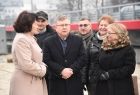 Marszałek małopolski Witold Kozłowski, radna wojewódzka Jadwiga Wójtowicz, wójt gminy Sękowa Małgorzat Małuch. Spotkanie przy nowo oddanym do użytku moście. W tle widać szaro - czerwoną konstrukcję mostu. 