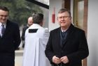 Marszałek małopolski Witold Kozłowski i sekretarz gminy sękowa Michał Diduch, stoją na podwórku, nowego przedszkola w Sękowej, w tle widać szara elewacje przedszkola. 