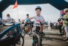 Zdjęcie przedstawia chłopca na rowerze- uczestnika rajdu Małopolska Tour