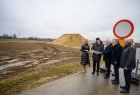 poseł na Sejm Anna Pieczarka, wicemarszałkowie województwa małopolskiego Łukasz Smółka i Józef Gawron oraz starosta tarnowski Roman Łucarz i wicestarosta Jacka Hudyma stoją i patrzą