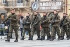 Żołnierze idą przez rynek