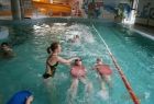 instruktorka w wodzie pomaga w nauce pływania