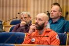 Przewodnicy i piloci słuchają wystąpienia wiceministra