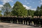 Członkowie młodzieżowej drużyny pożarniczej OSP Bór ustawieni w szeregu podczas spotkania z Iwoną Gibas z Zarządu Województwa Małopolskiego