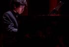 Tony Yike Yang gra na fortepianie.