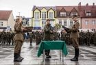 Uroczysta przysięga, żołnierze stoją na płycie rynku w Limanowej