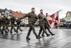 Żołnierze maszerują przez płytę rynku