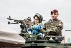Dziecko i żołnierz w czołgu