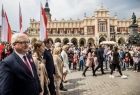 Pochód przechodzi przez rynek w Krakowie