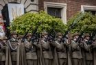 Żołnierze podczas uroczystości przy Grobie Nieznanego Żołnierza w Krakowie