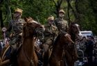 Umundurowani żołnierze na koniach podczas defilady