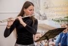Karolina Grolewska gra na flecie.