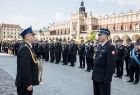 Uczestnicy obchodów, w tle rynek i Sukiennice