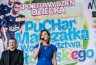 Marta Malec-Lech z zarządu województwa z mikrofonem na scenie podczas otwarcia turnieju