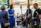 Marta Malec-Lech z zarządu województwa na jarmarku ogląda punkt militarny.