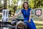 Marta Malec-Lech z zarządu województwa siedzi na motorze.