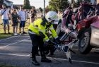 Strażacy przedstawiają sprzęt gaśniczy.