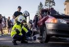 Strażacy prezentują sprzęt do rozcinania samochodów podczas wypadku.