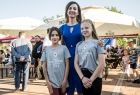 Marta Malec-Lech z zarządu województwa stoi wraz z dwiema dziewczynkami.