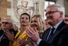 Członek zarządu Marta Malec-Lech, poseł Anna Pieczarka i wicemarszałek Józef Gawron bijący brawo.