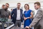 Marta Malec-Lech z zarządu województwa z pozostałymi uczestnikami spotkania podczas zwiedzania hali produkcyjnej.