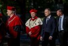 Widok na uczestników uroczystości inauguracji 98. roku akademickiego na Uniwersytecie Ekonomicznym od lewe rektorzy uczelni oraz prezydent RP Andrzej Duda i minister w Kancelarii Prezydenta Piotr Ćwik