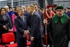 Widok na uczestników uroczystości inauguracji 98. roku akademickiego na Uniwersytecie Ekonomicznym - Prezydent RP Andrzej Duda wita się z Marszałkiem Małopolski Witoldem Kozłowskim