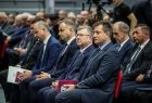 Widok na uczestników uroczystości inauguracji 98. roku akademickiego na Uniwersytecie Ekonomicznym - zbliżenie na siedzących gości obok Prezydenta RP Andrzeja Dudy Marszałek Małopolski Witold Kozłowski