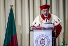 Widok na uczestników uroczystości inauguracji 98. roku akademickiego na Uniwersytecie Ekonomicznym - przemawiający Rektor AGH