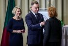 Widok na uczestników uroczystości inauguracji 98. roku akademickiego na Uniwersytecie Ekonomicznym. Prezydent RP Andrzej Duda wręcza odznaczenie