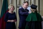 Widok na uczestników uroczystości inauguracji 98. roku akademickiego na Uniwersytecie Ekonomicznym. Prezydent Andrzej Duda wręcza odznaczenie