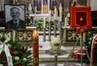 Msza święta pogrzebowa - widok ołtarz, na którym stoi portret zmarłego oraz urna