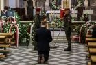 Prezydent Andrzej Duda klęczy przed ołtarzem