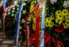 Wieńce pogrzebowe złożone przed ołtarzem