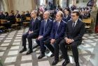 Uczestnicy uroczystości pogrzebowych siedzą w ławach podczas mszy świętej, wśród nich Prezydent Andrzej Duda i marszałek Witold Kozłowski