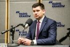 Wicemarszałek Łukasz Smółka przed mikrofonem podczas wywiadu w Radiu Kraków