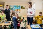 Marta Malec-Lech z zarządu województwa otrzymuje od dzieci bukiet kwiatów.