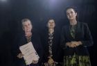 Marta Malec-Lech z zarządu województwa stoi wraz z dwiema kobietami. Jedna z nich trzyma w ręce nagrodę.
