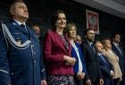 Marta Malec-Lech z zarządu województwa stoi wraz z pozostałymi uczestnikami wydarzenia podczas uroczystego rozpoczęcia.