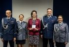 Marta Malec-Lech z zarządu województwa stoi wraz policjantami.