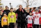 Iwona Gibas z grupą dzieci w strojach sportowych