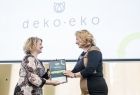 Wręczenie nagrody dla przedstawicielki firmy Deko Eko