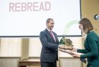 Wręczenie nagrody dla przedstawicielki firmy Rebread