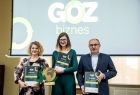 Laureaci z nagrodami na tle ekranu z napisem "GOZ Biznes"