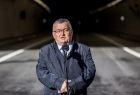 Minister Andrzej Adamczyk przemawia na tle wjazdu do tunelu