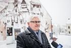 Wicemarszałek Józef Gawron na tle muralu